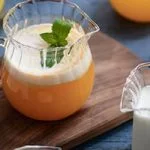 jarras de leche de cristal